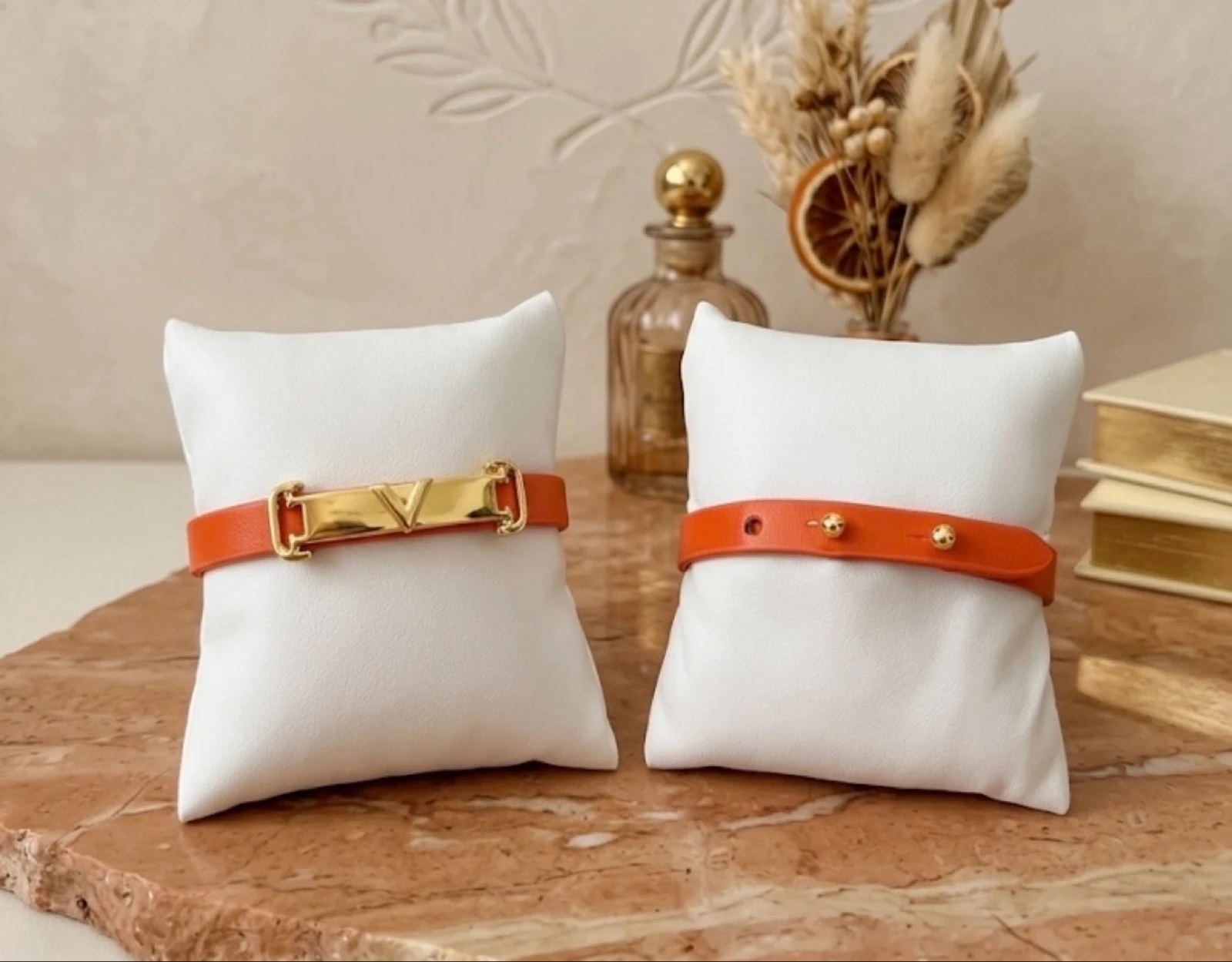 Bracelets orange en similicuir avec détail doré "V"